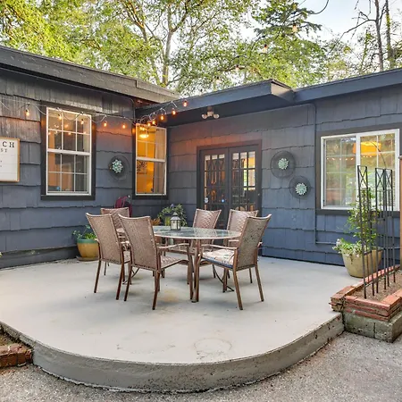 Tacoma Retreat With Fire Pit - Walk To Lake Access!